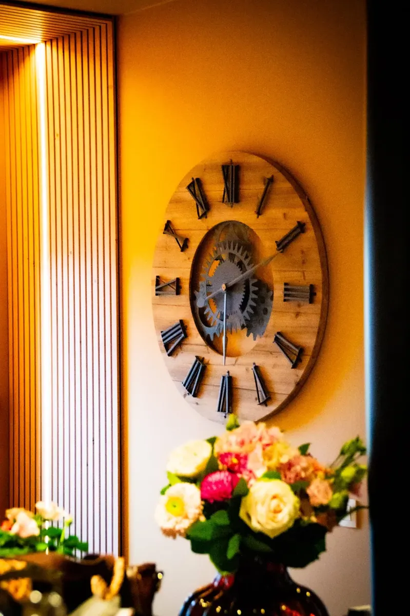 Hout, bloemen en gouden licht
